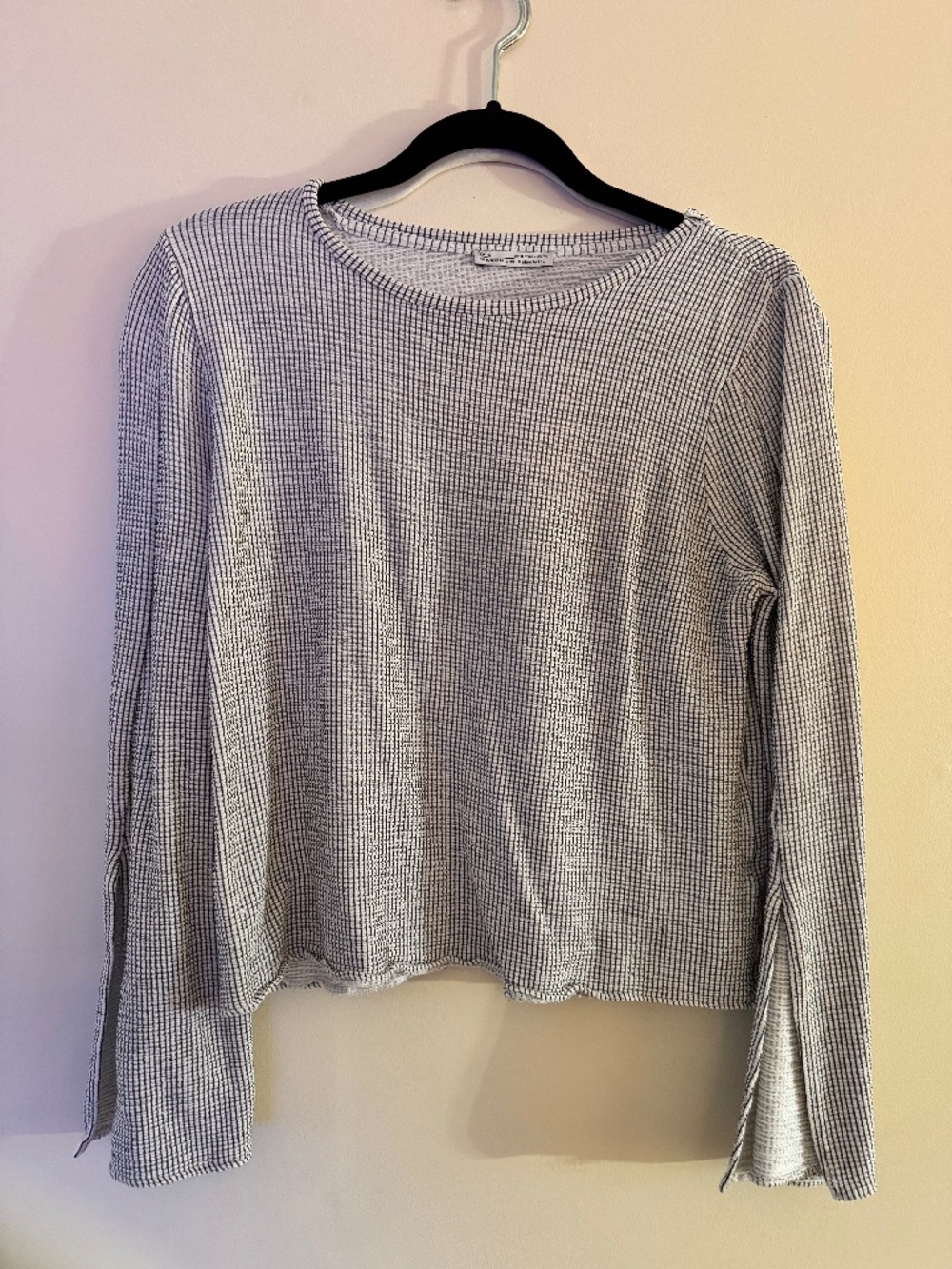 Zara Waffle Knit Textured Long Sleeve Top Gray White Raw Hem Lightweight M
